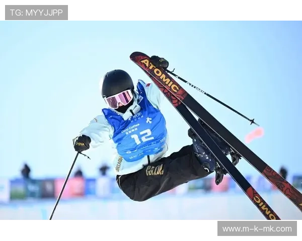 自由式滑雪U型场地世界杯：李方慧93.00分夺金，张可欣摘铜